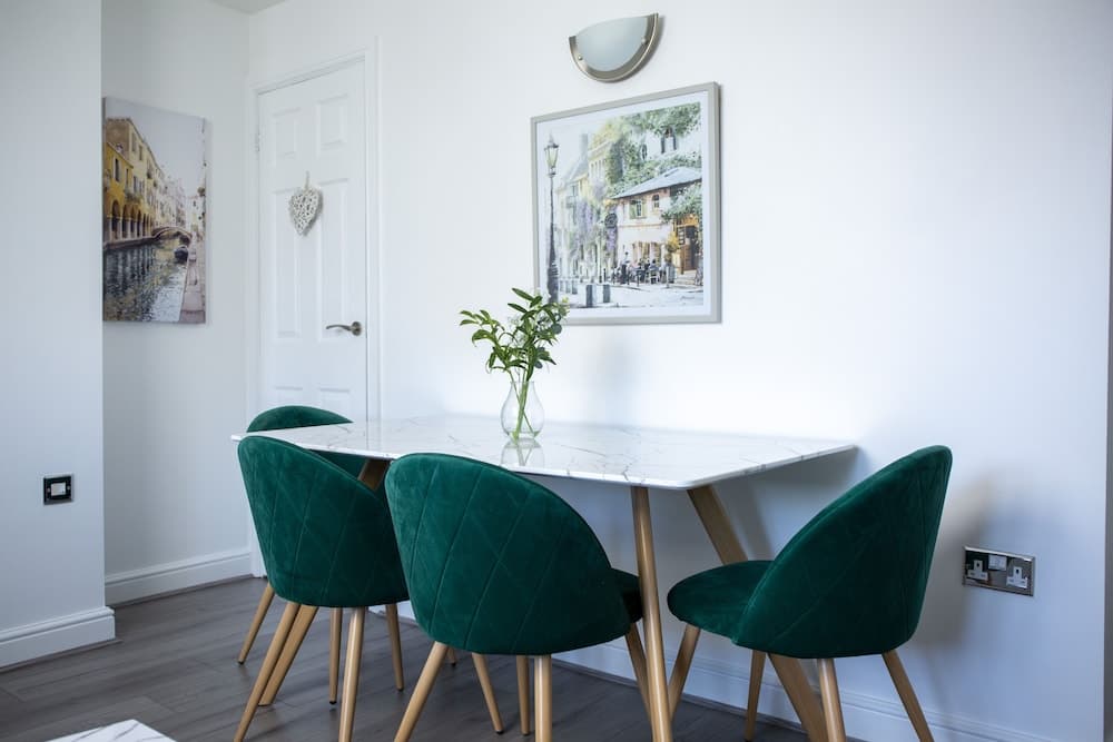 Modern Townhouse Apartment in Stratford Upon Avon With Wifi & Netflix