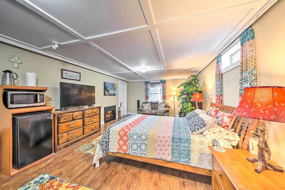 Spacious Down East Cabin w/ Deck + Views!