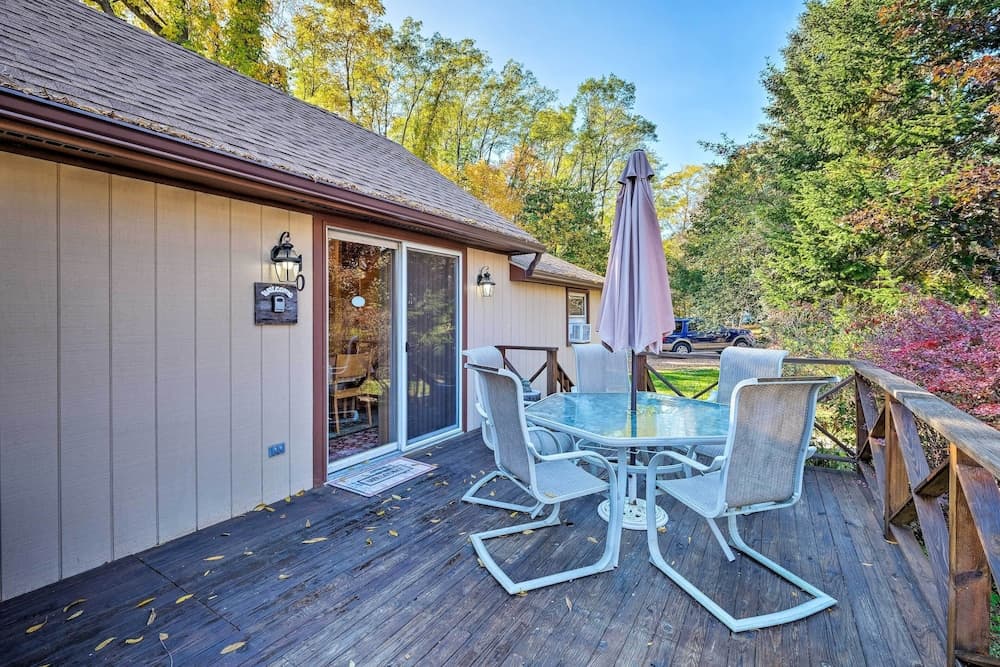 Bolton Landing Cottage w/ Deck, Walk to Beach!