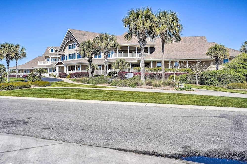 < 1 Mi to Seabrook Island Beach: Sunny Retreat!
