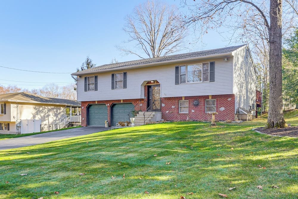 Pool, Deck & Grill: Spacious Apt in Naugatuck!