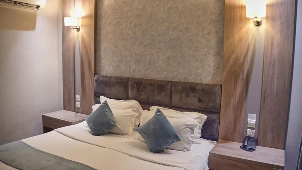 Lian Park Hotel