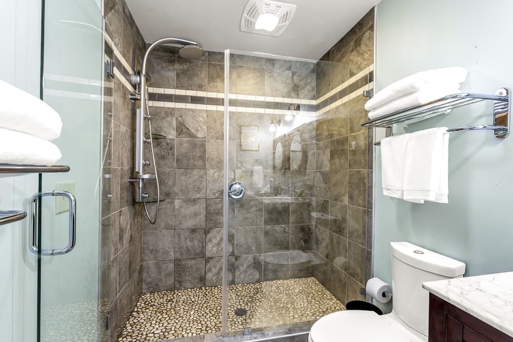 Downtown Delight - Private Balcony - Downtown Condo