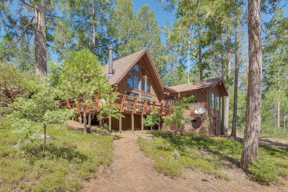 6 Mi to Yosemite National Park: Retreat w/ Deck!
