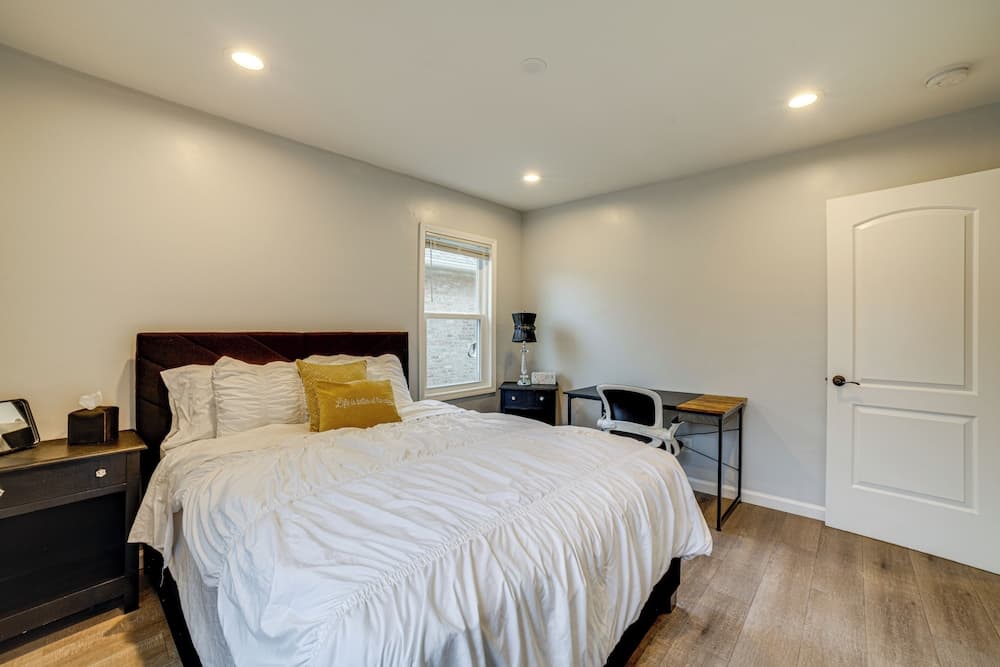4 Mi to Lake Michigan: East Chicago Home w/ Grill