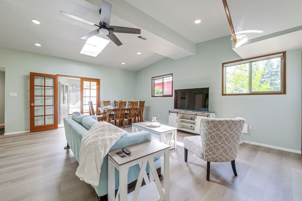< 1 Mi to Lake Washington: Peaceful Apt in Kenmore