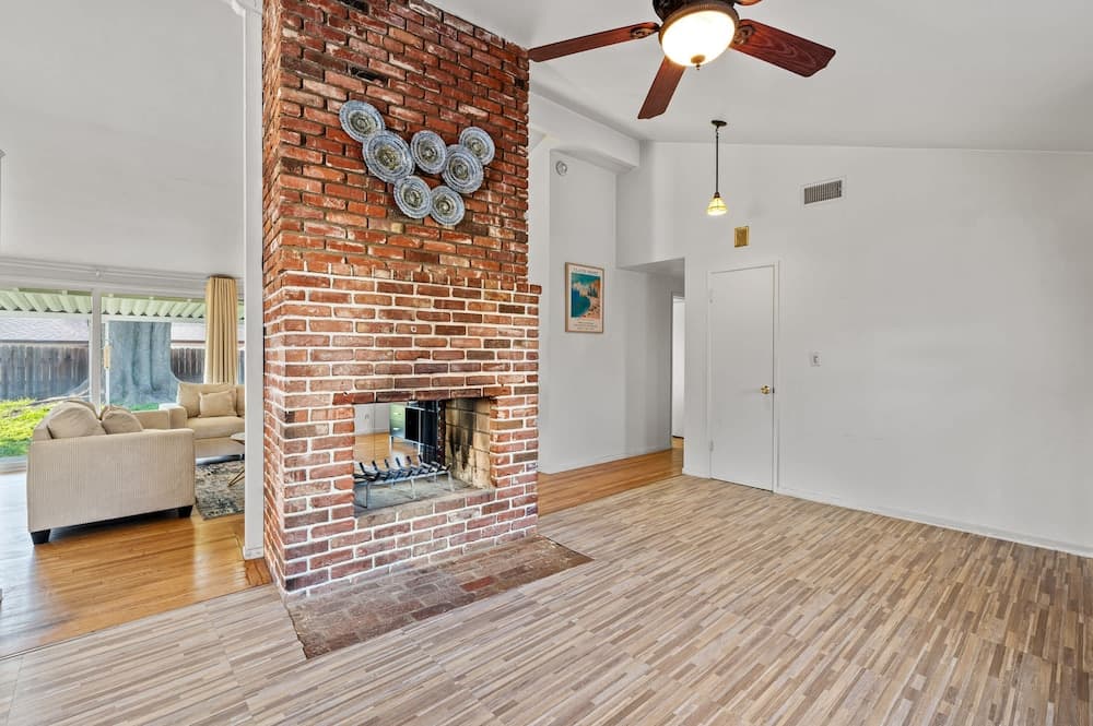 Perfect Family Home With Fireplace Spacious Yard