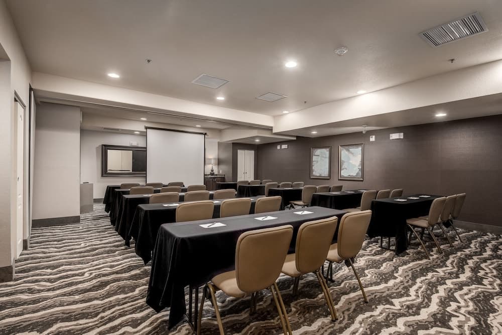 Holiday Inn Express Hotel and Suites West Valley by IHG