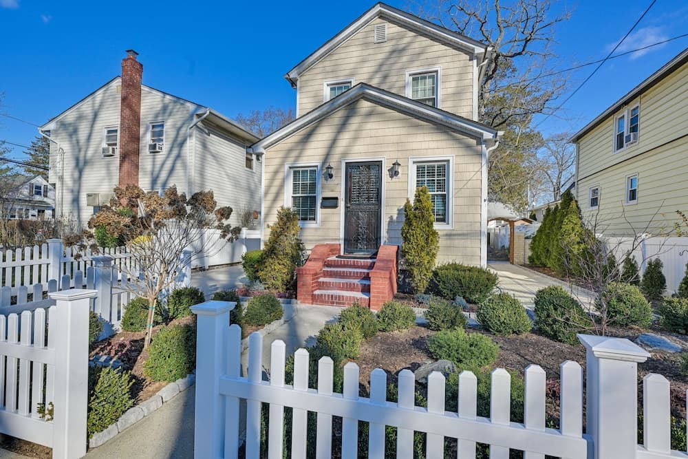 Charming Valley Stream Home: 24 Mi to Central Park