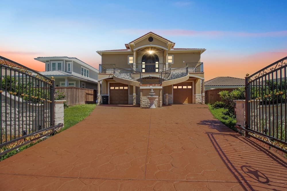 Charming 2 Story Retreat 2 Bedroom Home by RedAwning