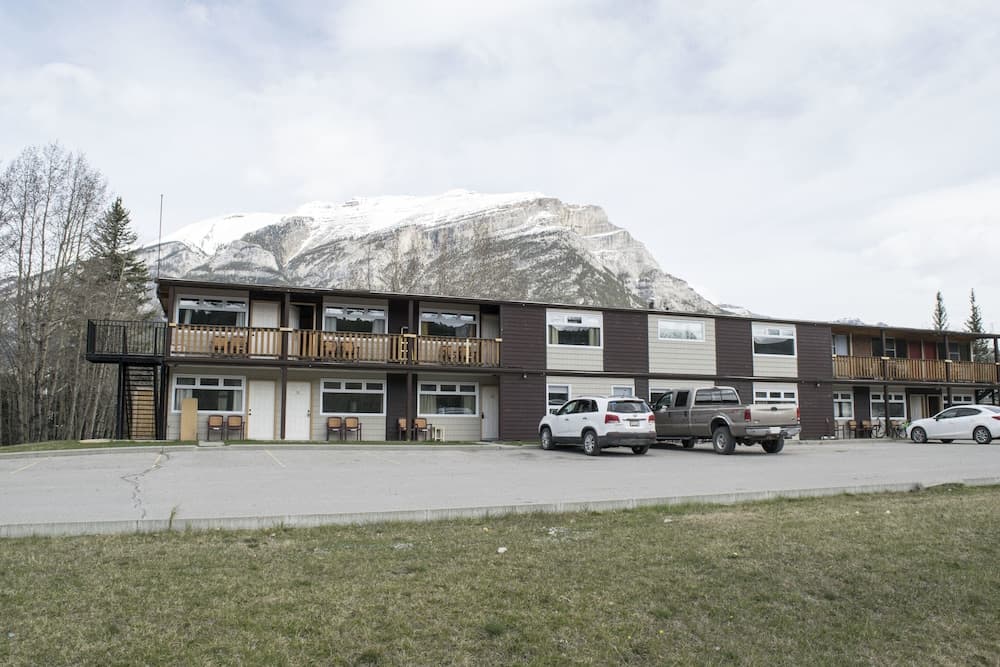 Yamnuska Suites