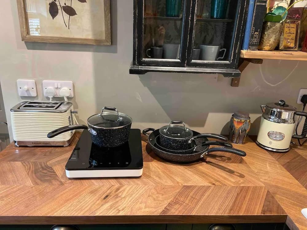 1 Bed Studio Sleeps 2 -patio -garden -dogs Ok