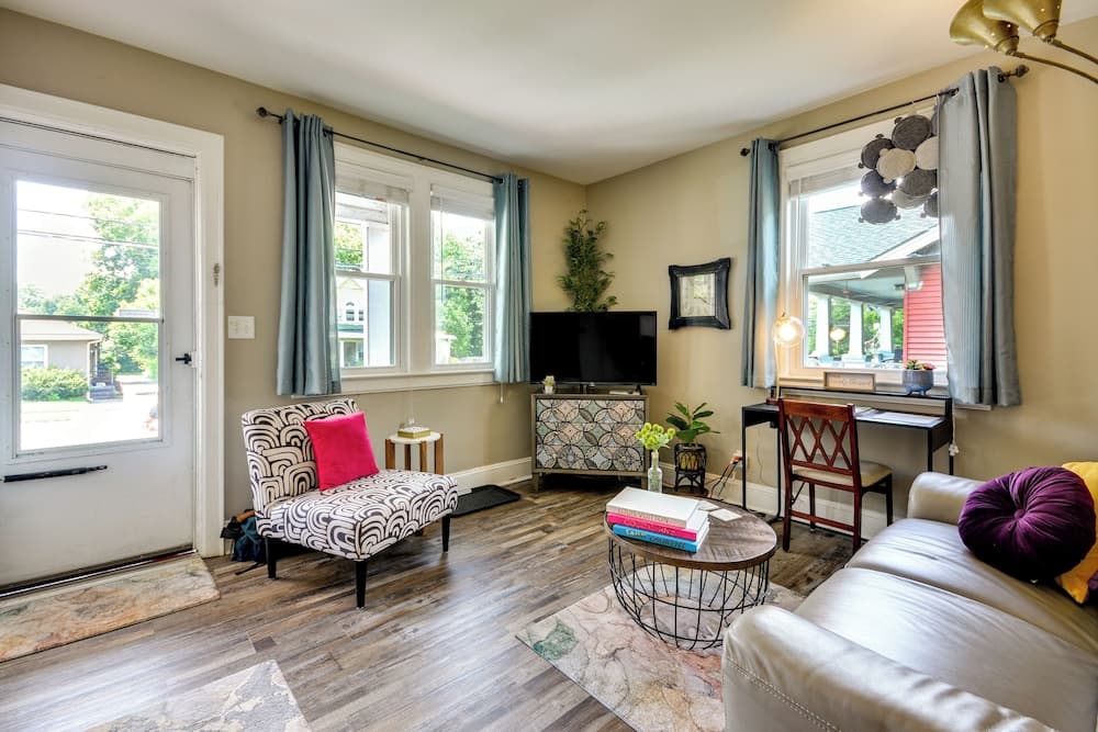 Walk Downtown: Inviting Apartment in Greensboro!