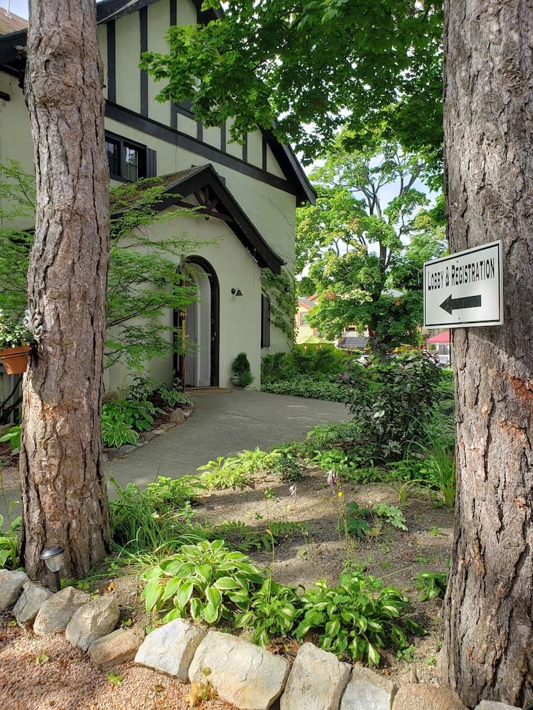 Ivy Manor Inn Village Center