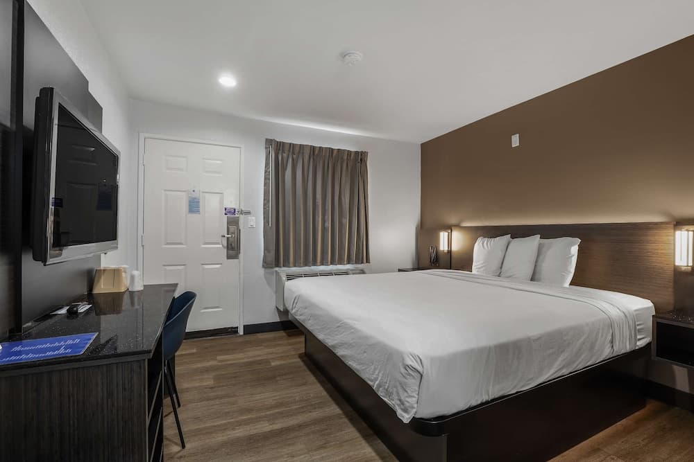 Studio 6 Suites Escondido, CA