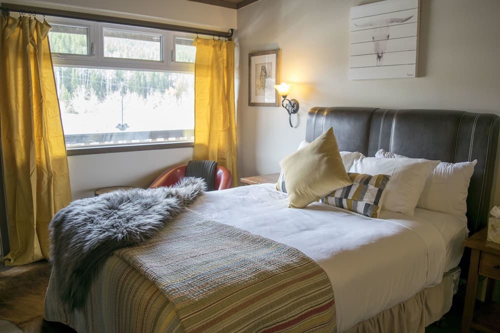 Yamnuska Suites
