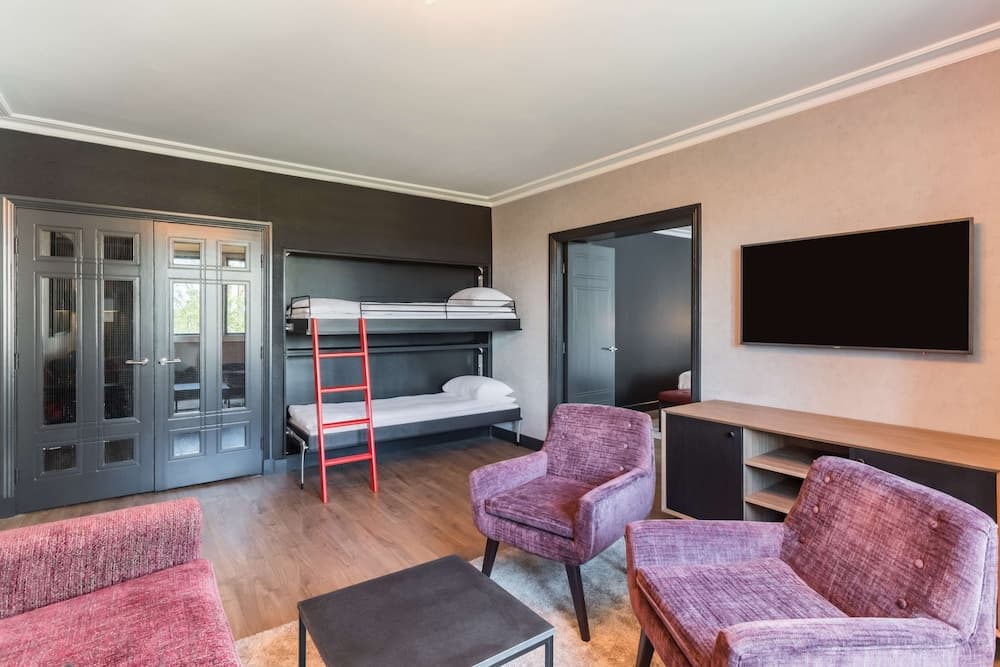 Radisson RED Hotel London Heathrow