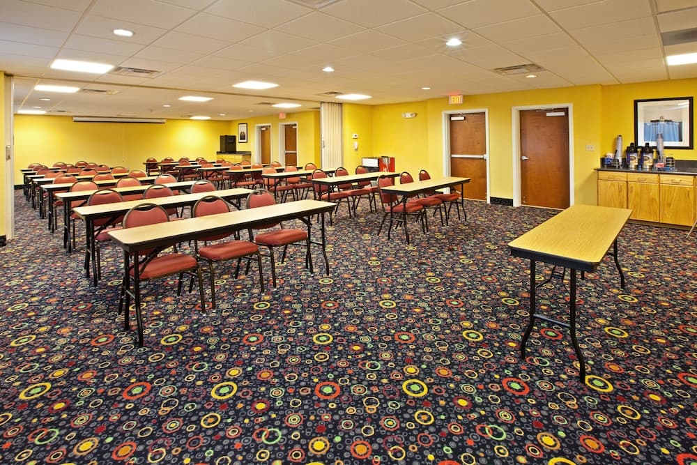 Holiday Inn Express Hotel & Suites Hillview by IHG