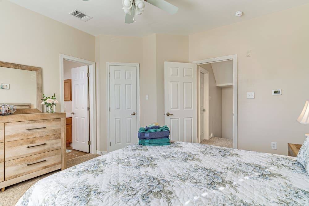 2 Mi to Texas A&m: Unit w/ Pool & Hot Tub Access