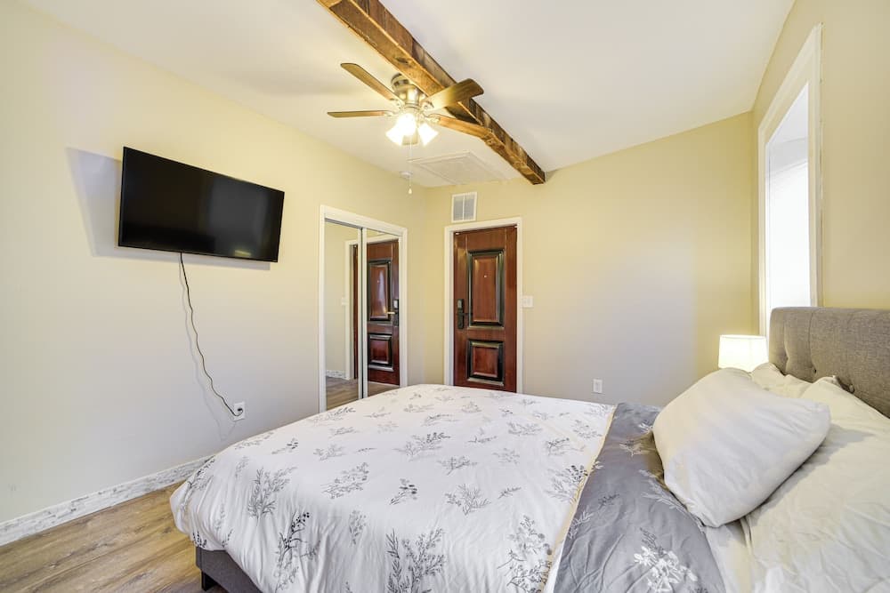 Walk to Dtwn & Waterfront: Roomy Troy Apt