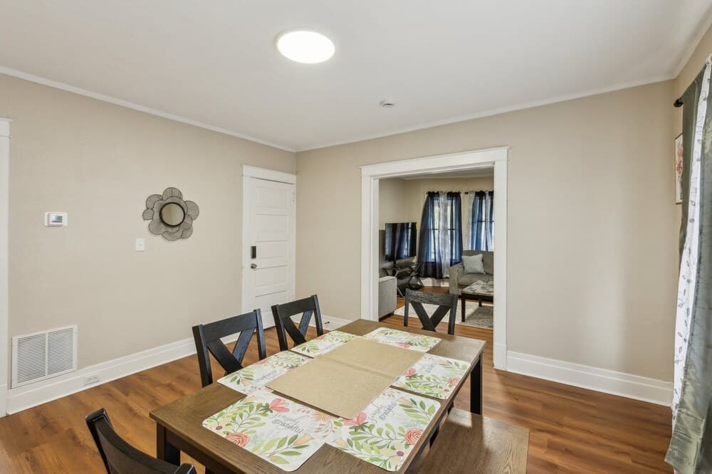Cozy Upper Flat Minutes From Niagara Falls 3 Bedroom Apts