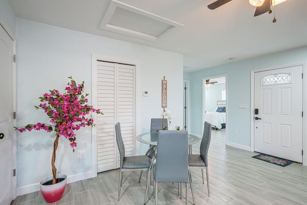 12 Mi to Dtwn Tampa: Vibrant Home w/ Outdoor Space