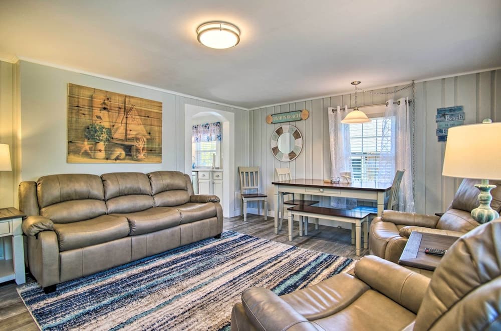 Wareham Cottage w/ Deck, Walk to Swift's Beach