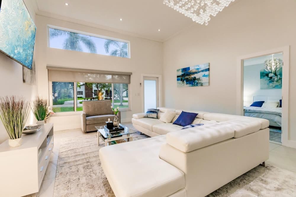 Stylish Aventura Home With Pool on Intercostal