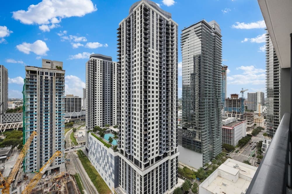 Lux Studio W City Views and Pool