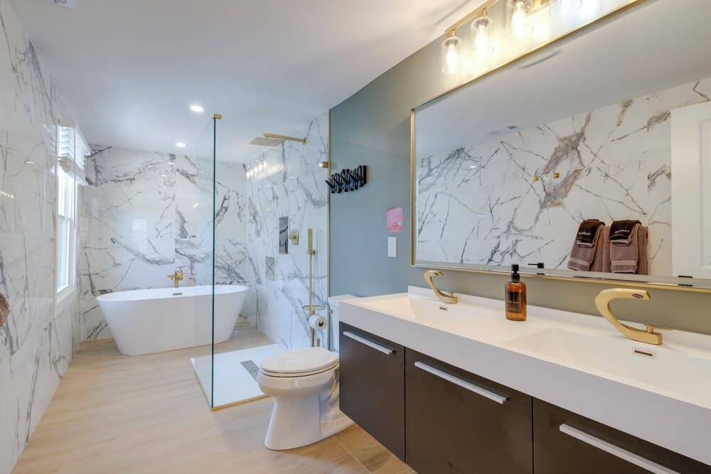 Family Friendly: Modern Retreat in Fort Washington