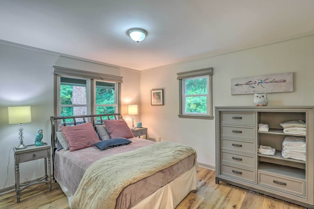 'serenity' Waynesville Home w/ Deck & Fire Pit!
