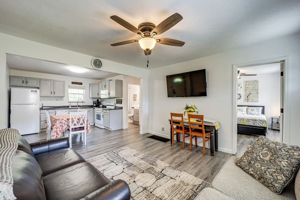Walk to Main Street! Family Home in Williamstown