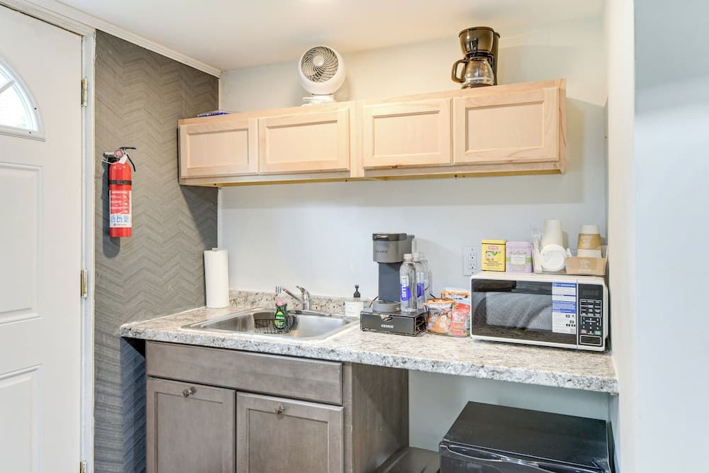10 Mi to Washington: Wheaton Studio Suite