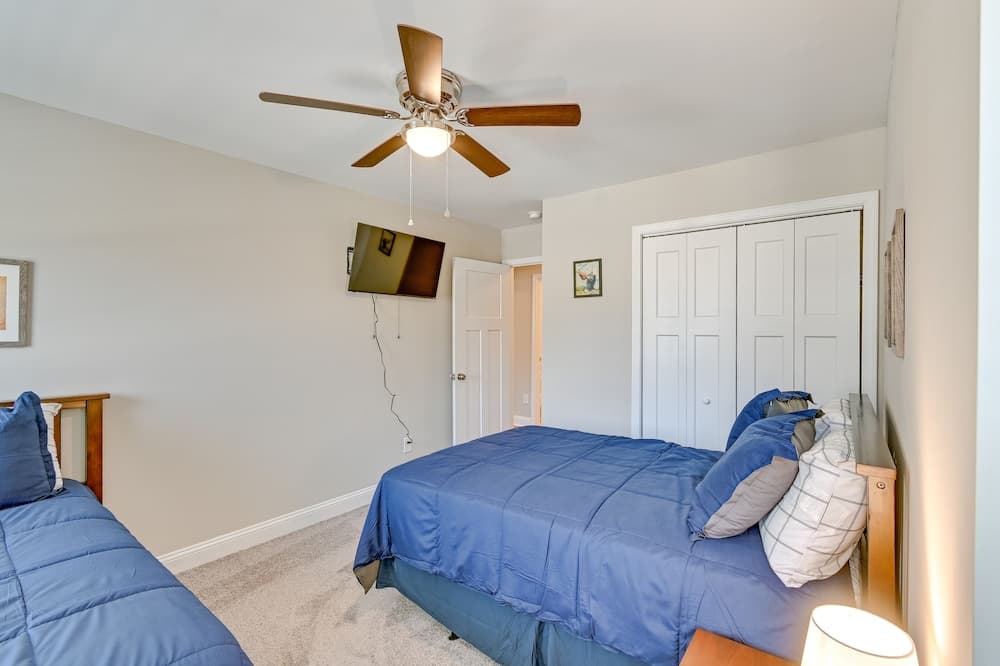 Luxe Aberdeen Townhome w/ Deck + Golf Course Views