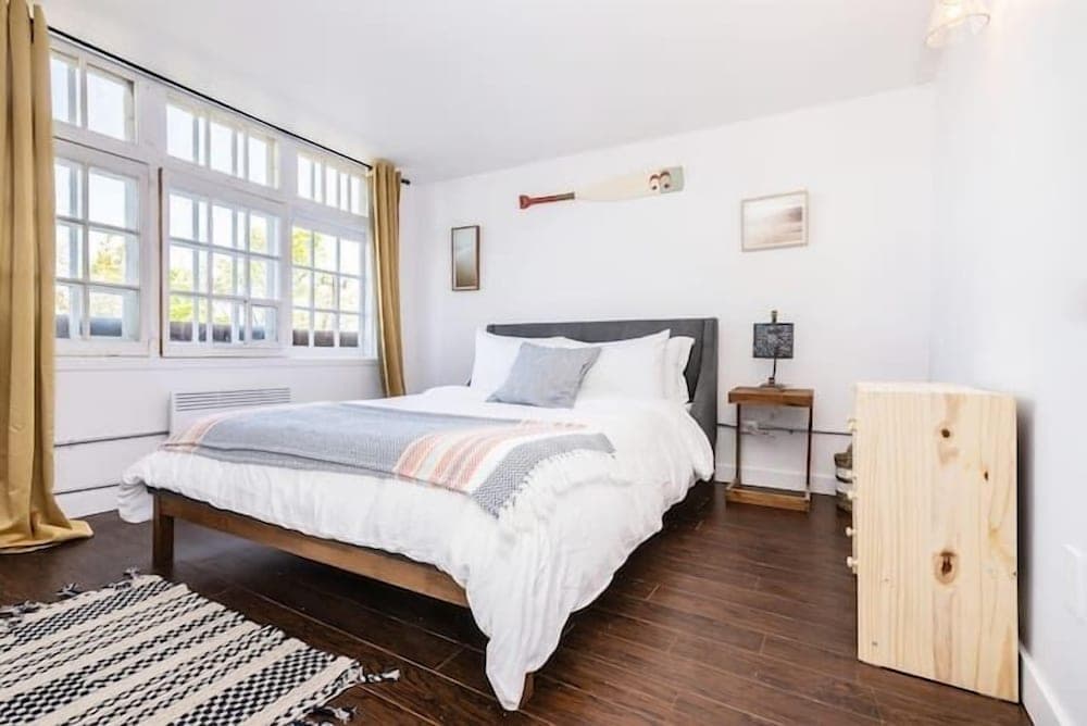 Modern Meets Rustic - 2 Bdrm Old Quebec