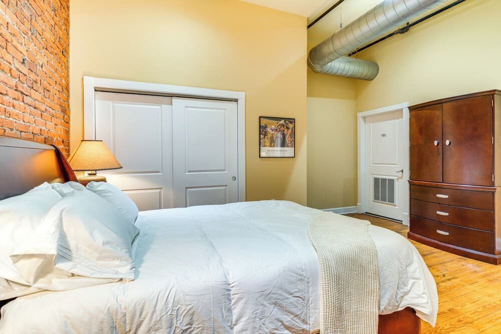 Downtown Louisville Escape: Perfect for Events!