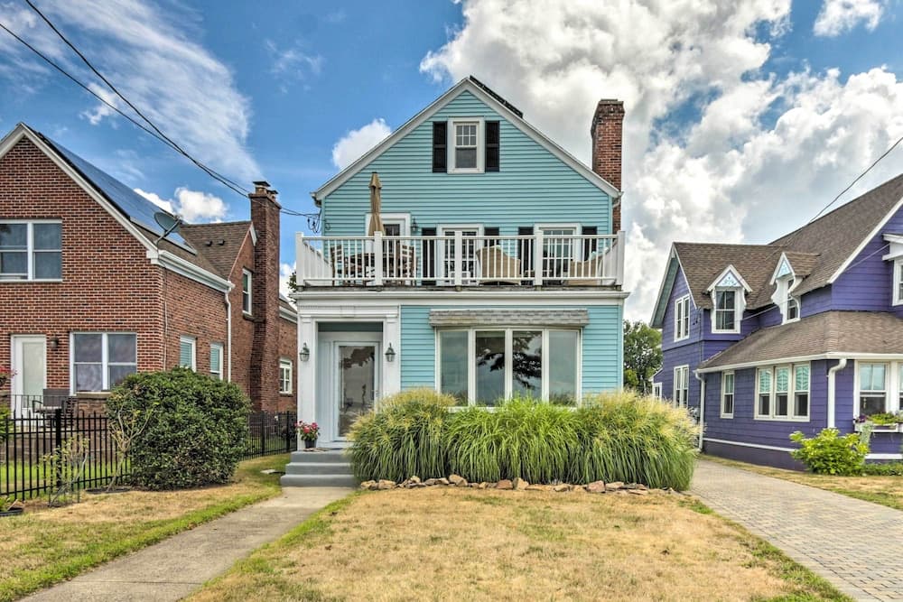 Walkable New Haven Retreat w/ Ocean Views!