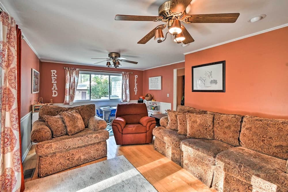 Aberdeen Family Home w/ Fire Pit & Deck