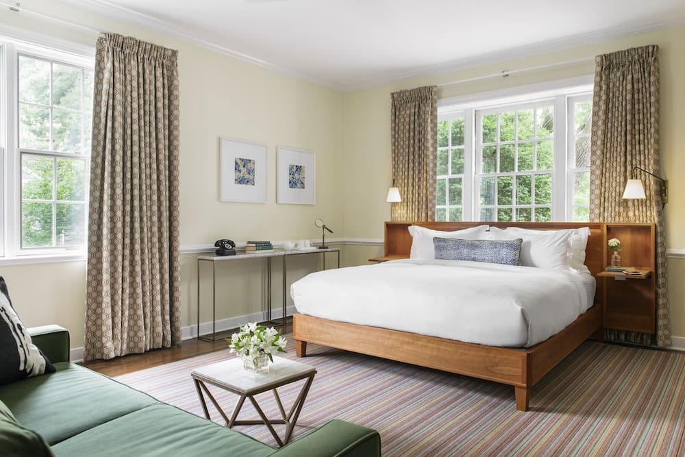 Oakhurst Inn at the University