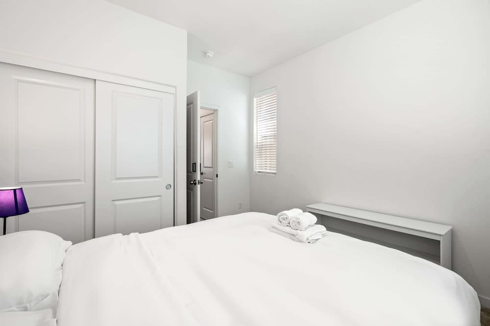 Sunny & Stylish Near LA 4BR Home w Desks & Lounge