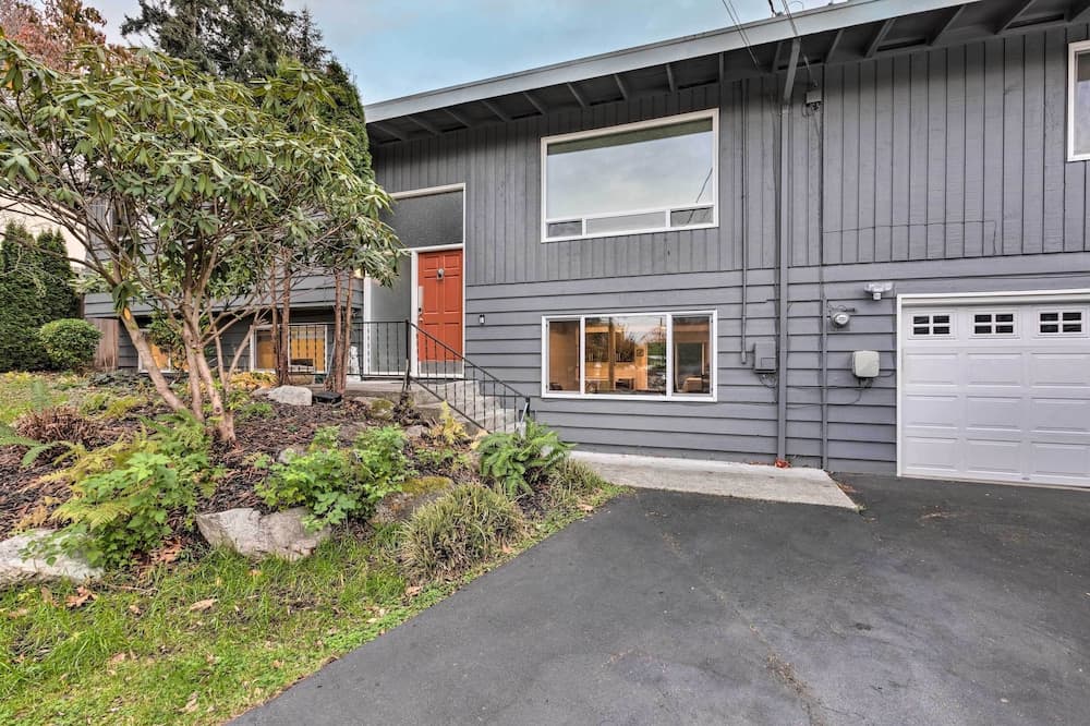 Bright Edmonds Abode w/ Patio & Dining Table!