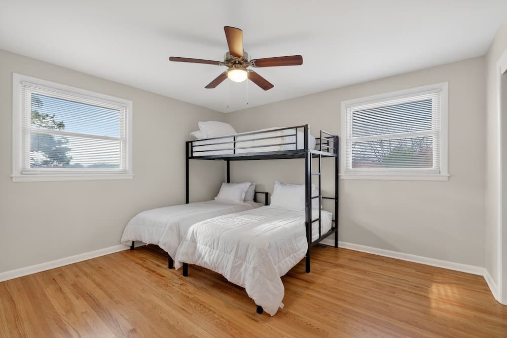 Quiet Retreat Near Opryland & Airport 4 Bedroom Home