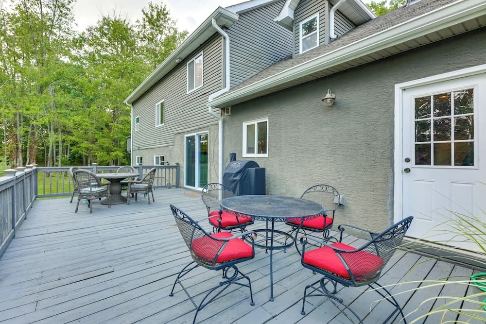 Large Yard w/ Pond: Family Retreat in New Albany!