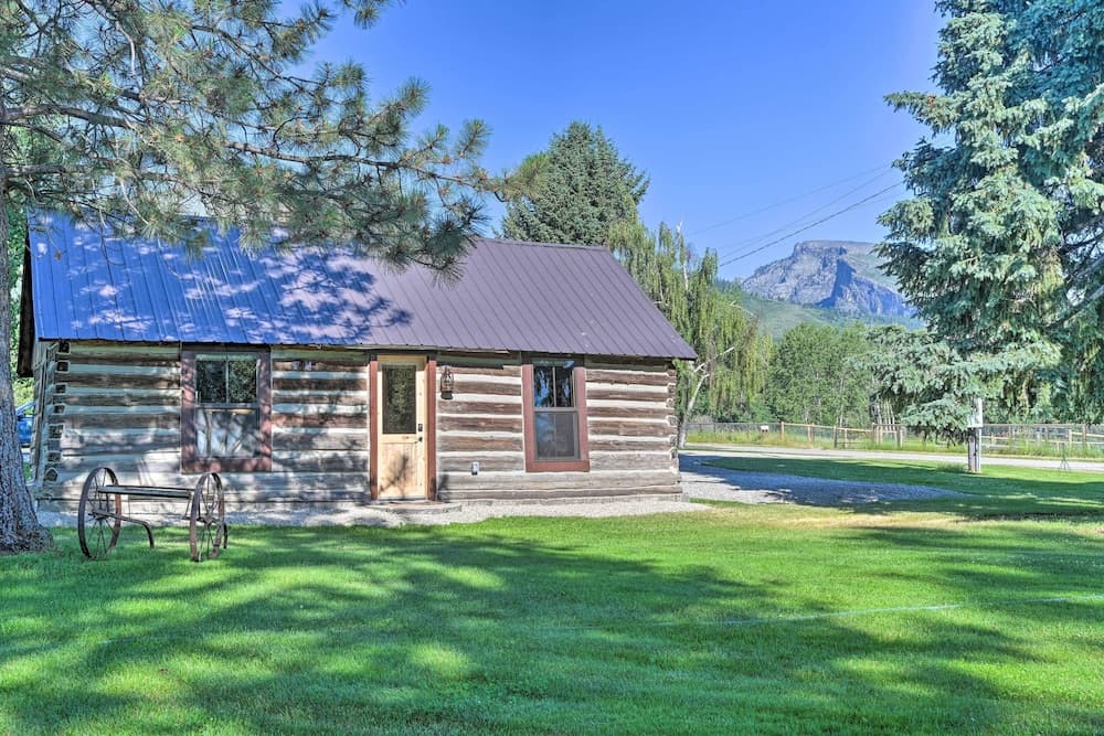 Montana Retreat: Original Hamilton Log Cabin!