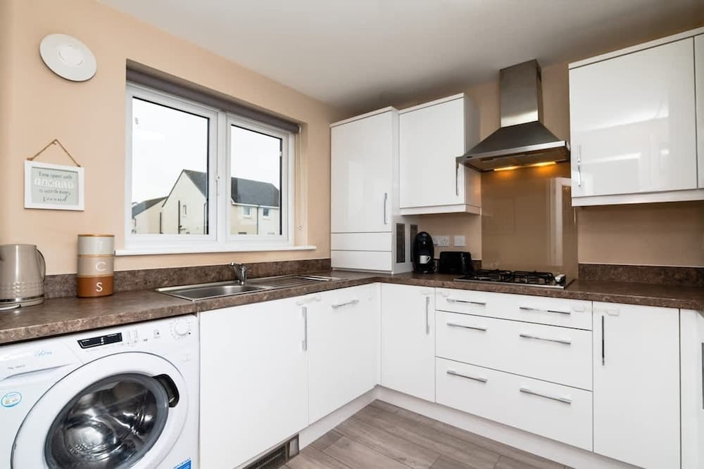 3 Bedroom House-private Parking