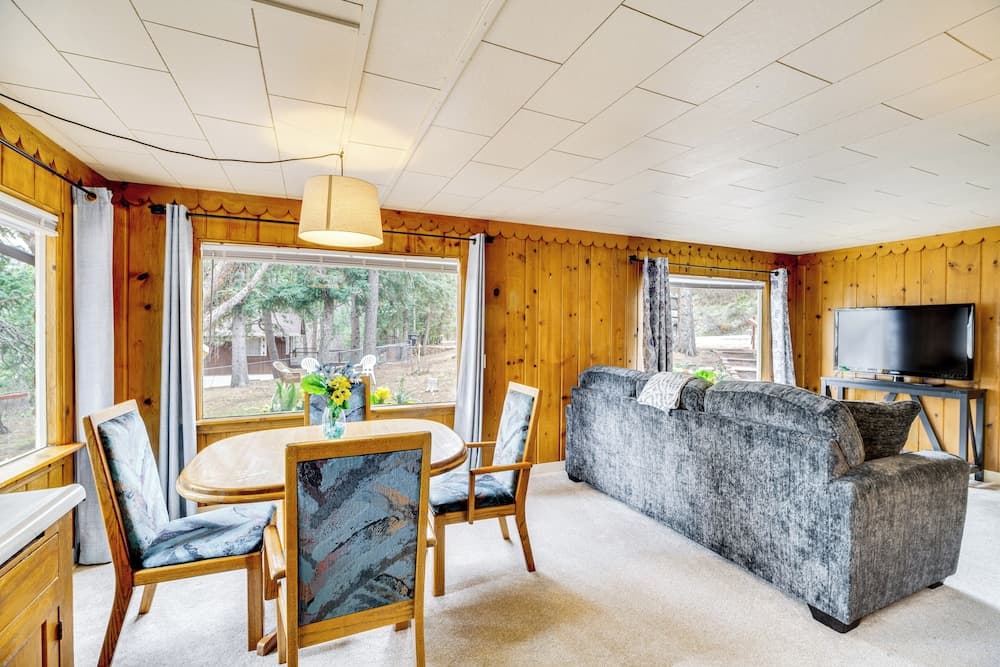 Mountain Retreat at Base of Pikes Peak!