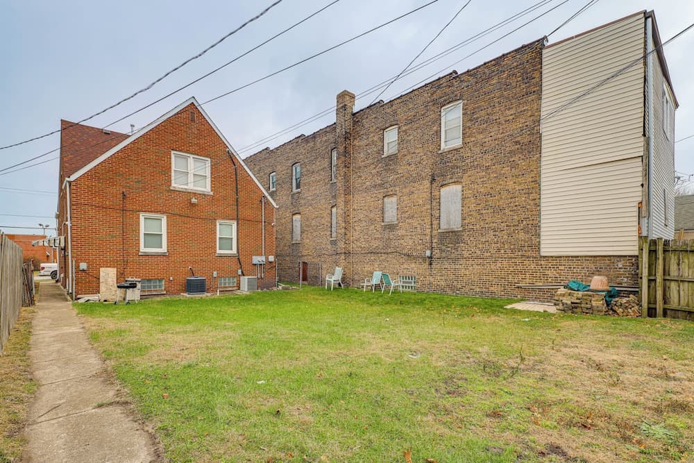 4 Mi to Lake Michigan: East Chicago Home w/ Grill