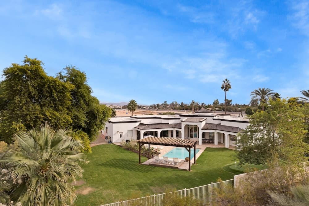 Sleeps 19, 7bdr Estate! Sports Court, Putting Green, Pool Farrier by Avantstay