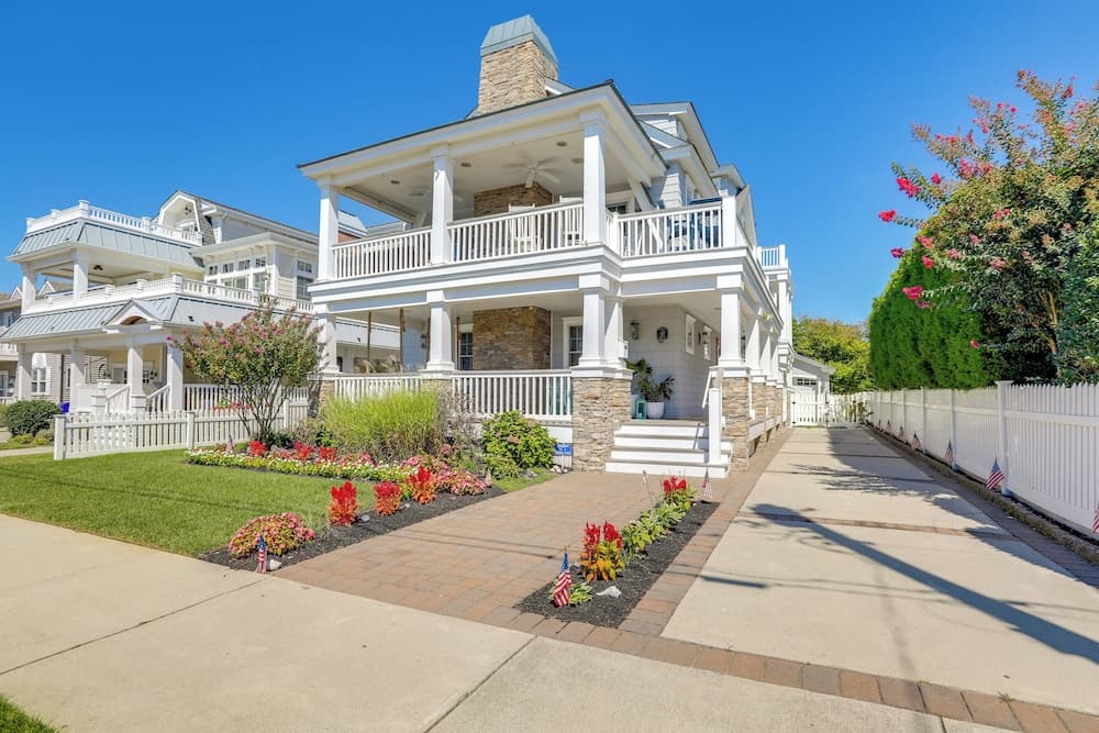 Spacious Avalon Beach House - 2 Blocks to Water!