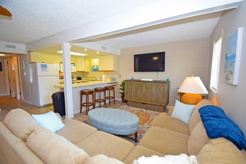Bay Vista 102 2 Bedroom Condo by RedAwning